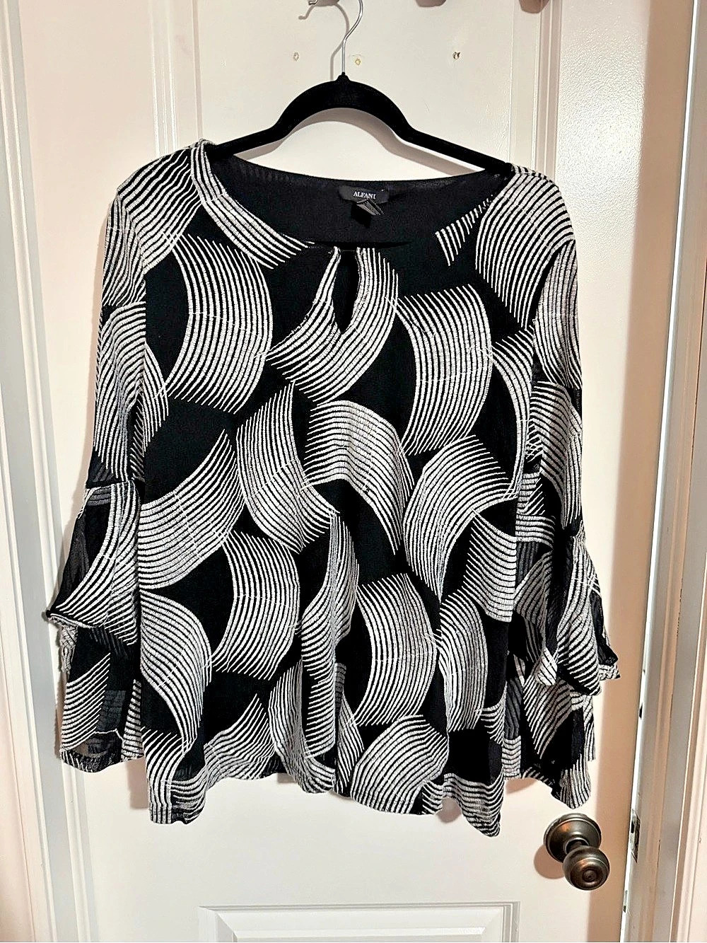 Alfani Geometric Blouse in Black & White Size XL Like New